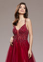 Abito da sera realizzato in tulle con strass in Virtual Red
