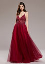 Abito da sera realizzato in tulle con strass in Virtual Red