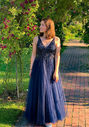 Abendkleid aus Tüll mit Strassbesatz in Twilight Blue