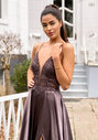 Robe de soirée en satin à fines bretelles en marron brillant