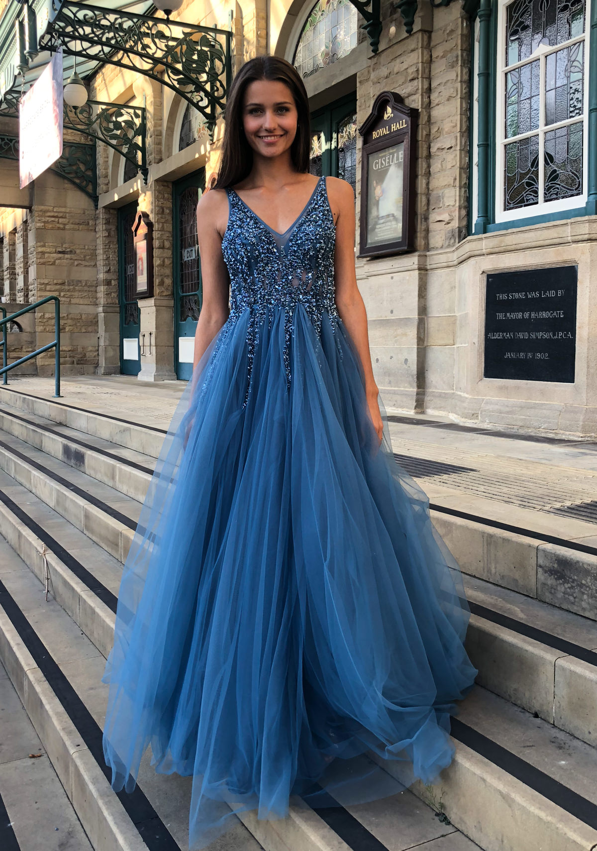 Robe de soir?�e en tulle avec strass en bleu glace - Christian Koehlert
