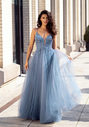 Abito da sera in tulle con allacciatura sul retro in Virtual Indigo