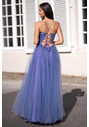 Abito da sera realizzato in tulle con allacciatura posteriore color lavanda