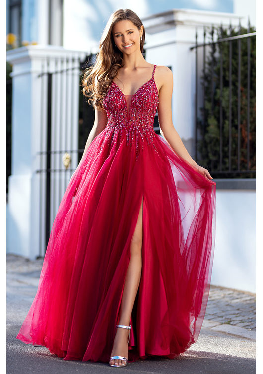 Abito da sera realizzato in tulle con strass in Virtual Red