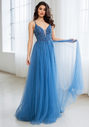 Abito da sera realizzato in tulle con allacciatura posteriore in blu ghiaccio