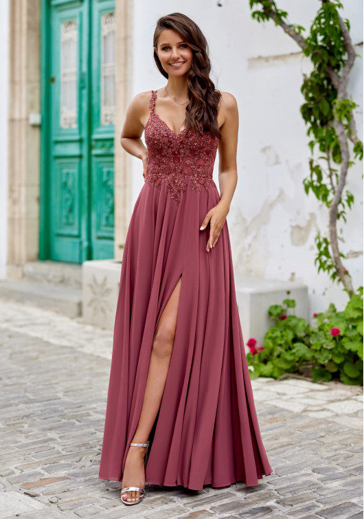 Fließendes Abendkleid mit Strassapplikationen in Marsala Red