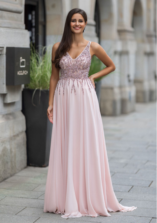 Vestido de noche de gasa con pedrería en rosa perla