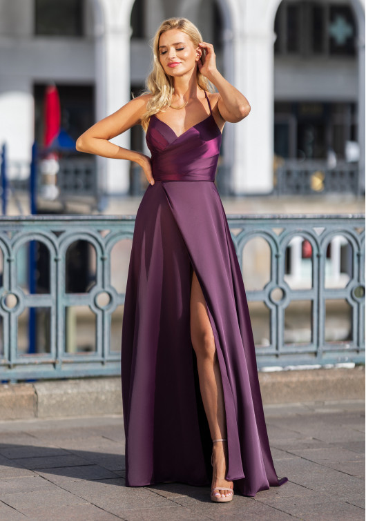 Robe de soirée en satin violet royal