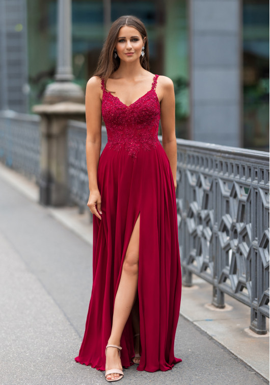 Fließendes Abendkleid mit Strassapplikationen in Rio Red