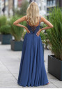 Vestido de noche fluido con aplicaciones de pedrería en índigo vintage
