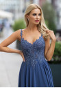 Vestido de noche fluido con aplicaciones de pedrería en índigo vintage