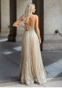 Vestido de noche brillante en oro brillante.
