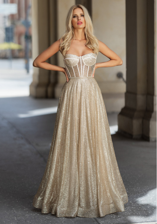 Vestido de noche brillante en oro brillante.