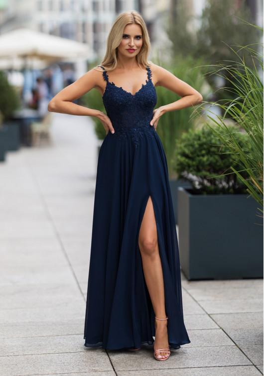 Fließendes Abendkleid mit Strassapplikationen in Twilight Blue