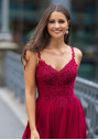 Vestido de noche fluido con aplicaciones de pedrería en Rio Red