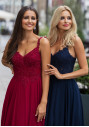 Vestido de noche fluido con aplicaciones de pedrería en Rio Red