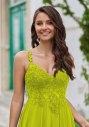 Fließendes Abendkleid mit Strassapplikationen in Kiwi Green