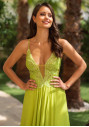 Vestido de noche con detalles bordados en Verde Kiwi