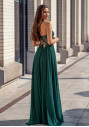 Vestido de noche con detalles bordados en verde botánico